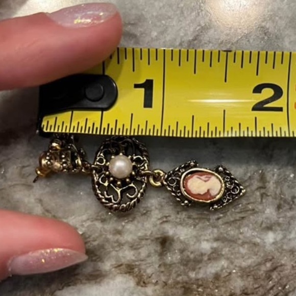 Vintage cameo drop earrings - Picture 2 of 3